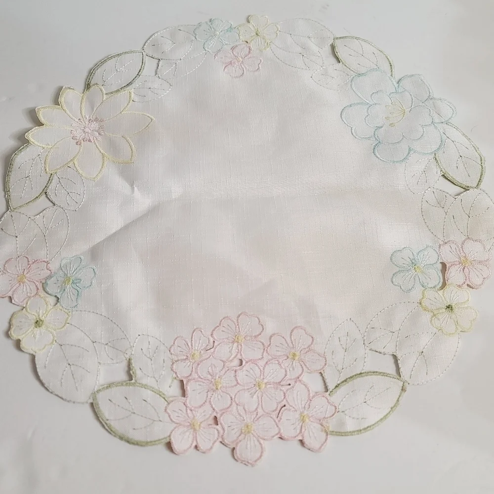 Vintage Grannycore Pastel Floral Embroidery Applique Placemat